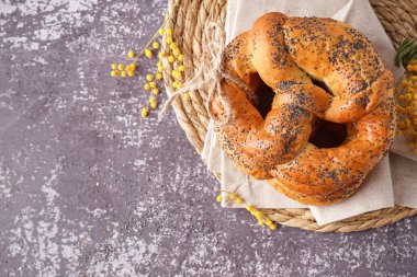 Bir yığın lezzetli kraker ve arkaplanda mimoza çiçekleri.