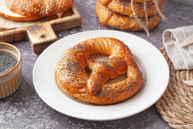 Grunge arka planında lezzetli kraker tabağı