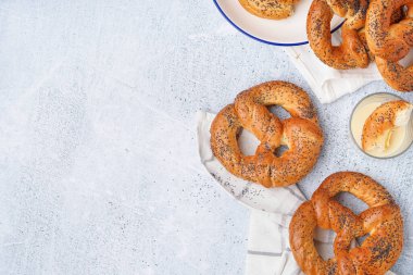 Hafif arka planda lezzetli krakerler ve yoğunlaştırılmış süt