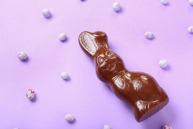 Leylak kaplama yumurtalı Paskalya tavşanı.