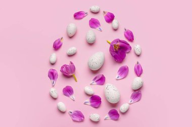 Paskalya yumurtaları pembe arka planda laleler