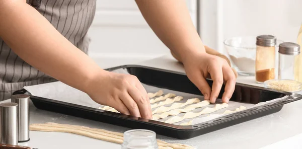 Mulher Preparando Saboroso Grissini Italiano Cozinha — Fotografia de Stock