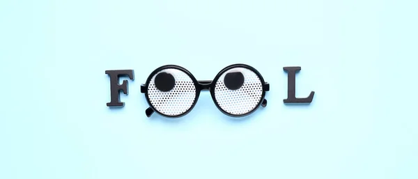 Λέξη Fool Αστεία Γυαλιά Γαλάζιο Φόντο — Φωτογραφία Αρχείου