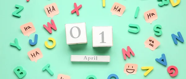 カレンダー4月の愚か者の日とミントの背景にカラフルな手紙 — ストック写真