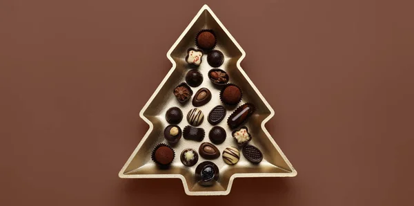 Bord Vorm Van Een Kerstboom Met Lekkere Chocolade Snoepjes Bruine — Stockfoto