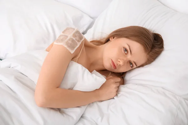 Νεαρή Γυναίκα Γύψο Μουστάρδας Στον Ώμο Ξαπλωμένη Στην Κρεβατοκάμαρα — Φωτογραφία Αρχείου
