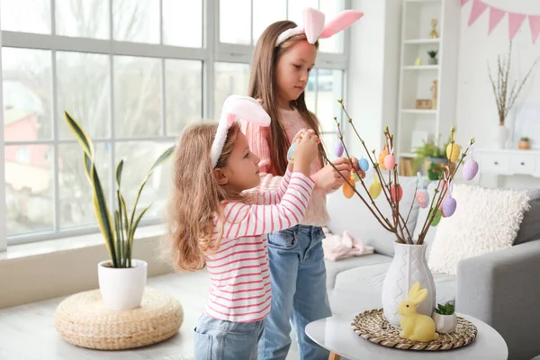 Küçük Kızlar Ağaç Dallarını Evde Paskalya Yumurtalarıyla Süslüyorlar — Stok fotoğraf
