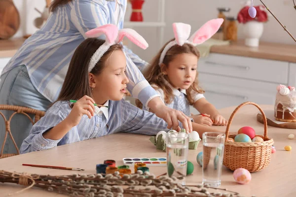 Dívky Malování Velikonoční Vajíčka Matkou Stolu Kuchyni — Stock fotografie