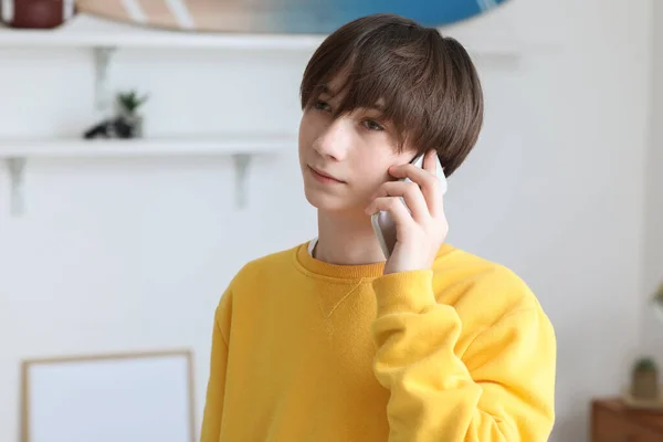 Tonårspojken Pratar Mobiltelefon Sovrummet Närbild — Stockfoto