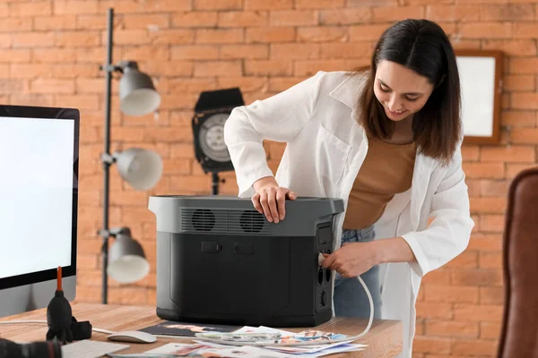 Young Woman Portable Power Station Table Office — Stock Photo, Image