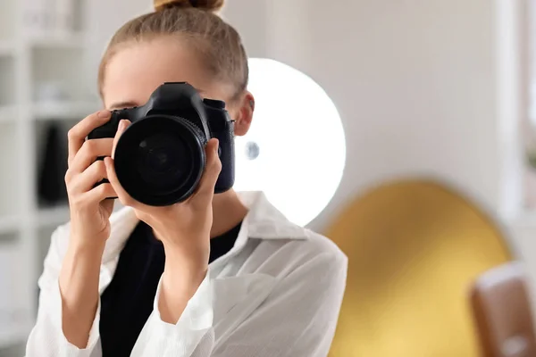 Молодая Женщина Фотограф Профессиональной Камерой Студии — стоковое фото