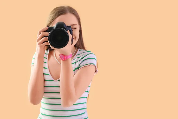 Jonge Vrouwelijke Fotograaf Met Professionele Camera Beige Achtergrond — Stockfoto