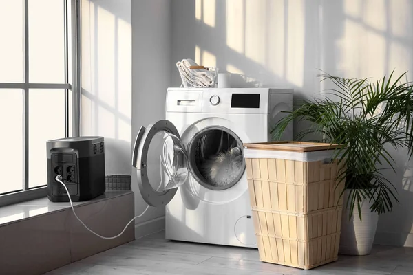 Çamaşır Odasındaki Taşınabilir Elektrik Santralinin Fişi Takılı — Stok fotoğraf