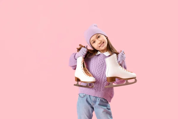 Kleines Mädchen Winterkleidung Mit Schlittschuhen Auf Rosa Hintergrund — Stockfoto