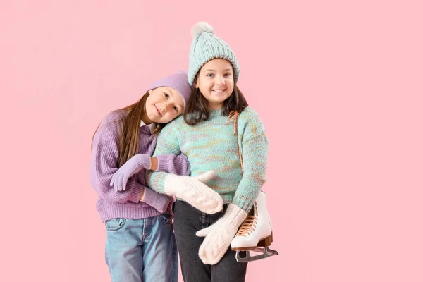 Bambine Abiti Invernali Con Pattini Ghiaccio Che Abbracciano Sfondo Rosa — Foto Stock