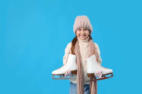 Mavi Arka Planda Buz Patenleriyle Kışın Giyinmiş Küçük Bir Kız — Stok fotoğraf