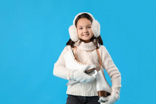 Dziewczynka Zimowych Ubraniach Łyżwami Niebieskim Tle — Zdjęcie stockowe