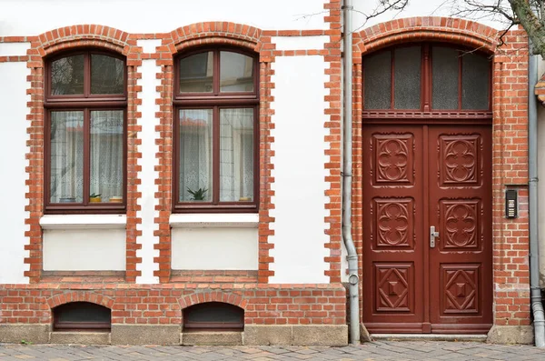 Blick Auf Backsteingebäude Mit Holztür Und Fenstern — Stockfoto