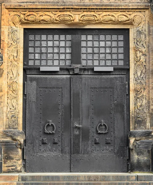 Вид Старое Здание Черной Дверью — стоковое фото