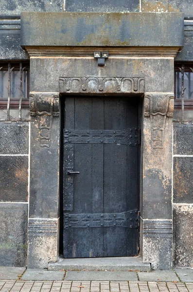 Вид Старое Здание Черной Дверью — стоковое фото