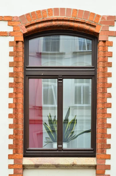 Blick Auf Backsteingebäude Mit Holzfenster — Stockfoto