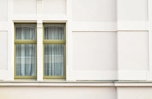 Blick Auf Weißes Gebäude Mit Fenstern — Stockfoto