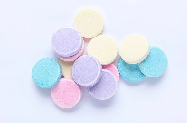 Comprimidos Solúveis Coloridos Isolados Sobre Fundo Branco — Fotografia de Stock