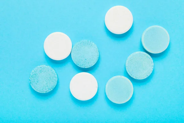Tabletki Rozpuszczalne Niebieskim Tle — Zdjęcie stockowe