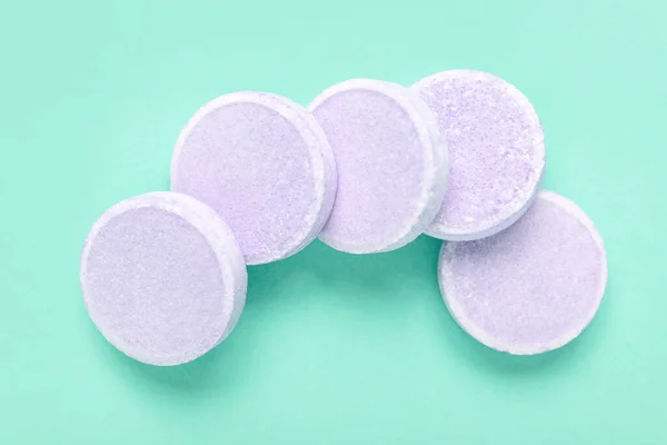Lilac Rozpustné Tablety Tyrkysovém Pozadí — Stock fotografie