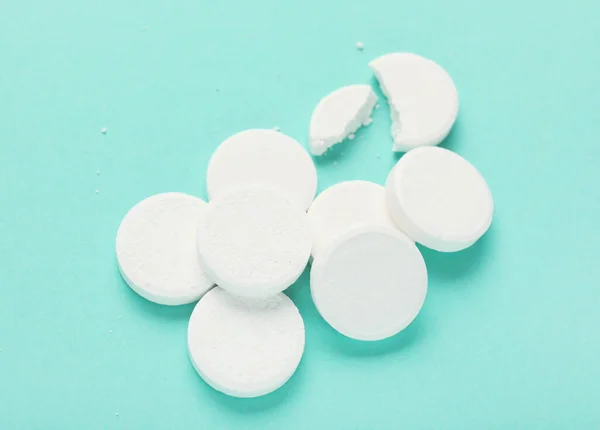 White Soluble Tablets Turquoise Background — Stock Photo, Image