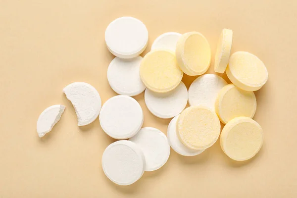 Białe Żółte Tabletki Rozpuszczalne Beżowym Tle — Zdjęcie stockowe