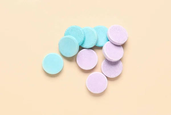 Bej Arka Planda Mavi Leylak Çözünür Tabletler — Stok fotoğraf