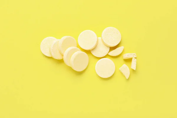 Tabletki Rozpuszczalne Żółtym Tle — Zdjęcie stockowe