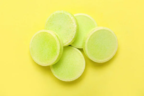 Sarı Arkaplanda Yeşil Çözünür Tabletler — Stok fotoğraf