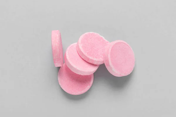 Comprimidos Solúveis Cor Rosa Sobre Fundo Cinzento — Fotografia de Stock