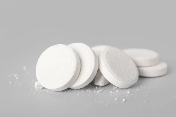 灰色の背景に白色可溶性錠剤 — ストック写真