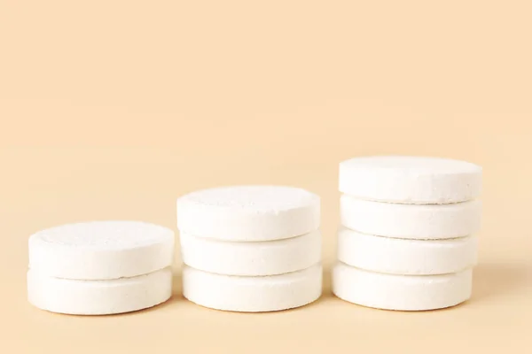 ベージュ地に白色可溶性錠剤のスタック — ストック写真