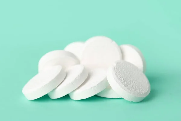 ターコイズの背景に白色の可溶性錠剤 — ストック写真