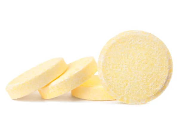 白色の背景に単離された黄色可溶性錠剤 — ストック写真