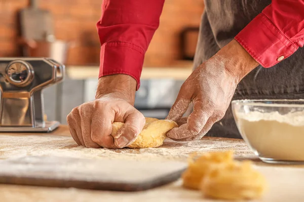 Hombre Haciendo Masa Para Pasta Mesa Cocina Primer Plano —  Fotos de Stock
