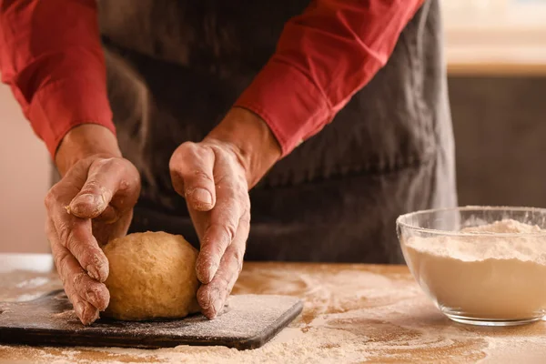 Mann Macht Teig Für Pasta Tisch Der Küche Nahaufnahme — Stockfoto