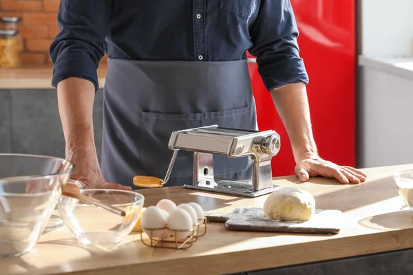 Mutfaktaki Masada Makarna Makineli Adam Yakın Plan — Stok fotoğraf