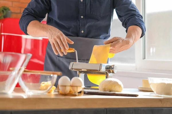 Adam Mutfaktaki Masada Makineyle Makarna Yapıyor Yakın Plan — Stok fotoğraf