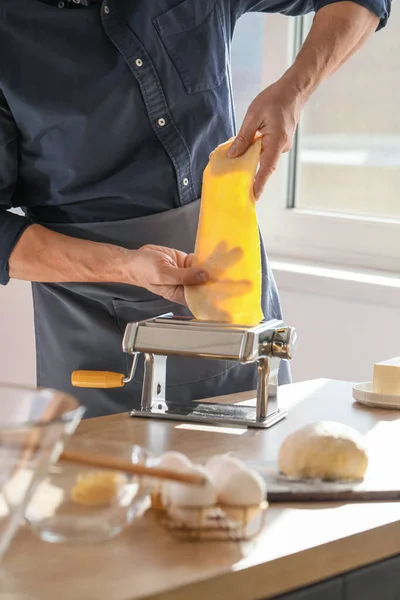 Muž Dělat Těstoviny Strojem Stolu Kuchyni Detailní Záběr — Stock fotografie