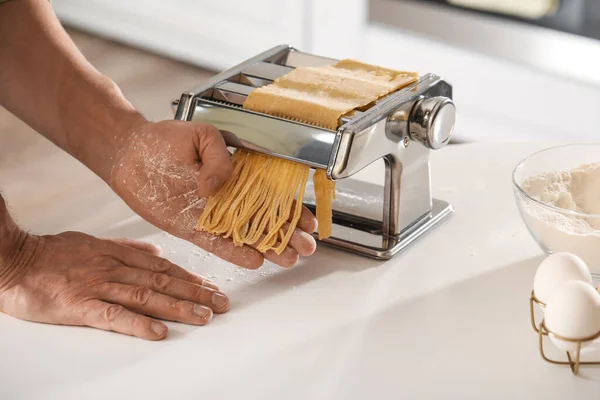 Hombre Haciendo Pasta Con Máquina Mesa Cocina Primer Plano —  Fotos de Stock