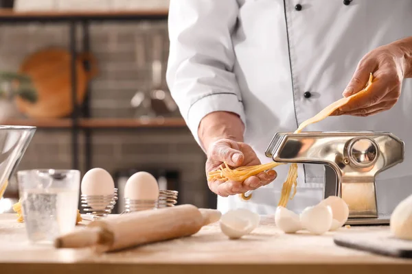 Chef Masculino Haciendo Pasta Con Máquina Mesa Cocina Primer Plano —  Fotos de Stock