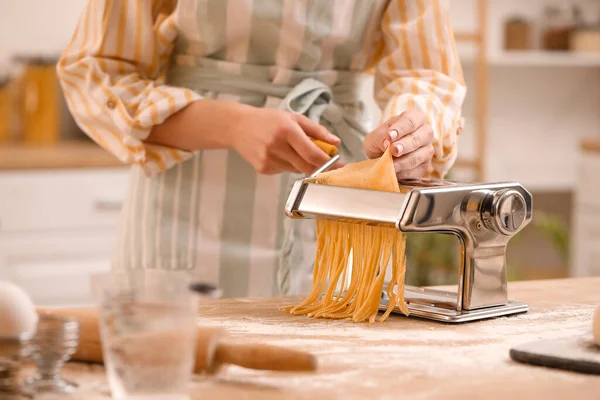 Woman Making Pasta Machine Table Kitchen Closeup — Stock Photo, Image