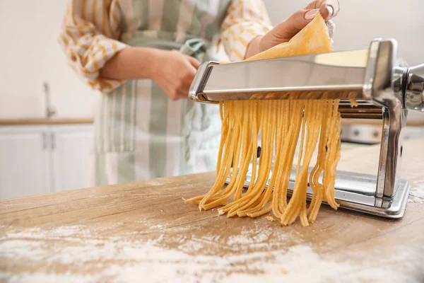 Mujer Haciendo Pasta Con Máquina Mesa Cocina Primer Plano —  Fotos de Stock