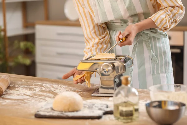 Γυναίκα Κάνοντας Ζυμαρικά Μηχανή Στο Τραπέζι Στην Κουζίνα Closeup — Φωτογραφία Αρχείου