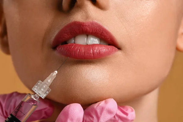 Junge Frau Erhält Spritze Lippen Nahaufnahme — Stockfoto